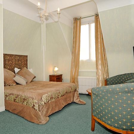 Hotel La Tour ซุลลี-ซูร์-ลัวร์ ภายนอก รูปภาพ