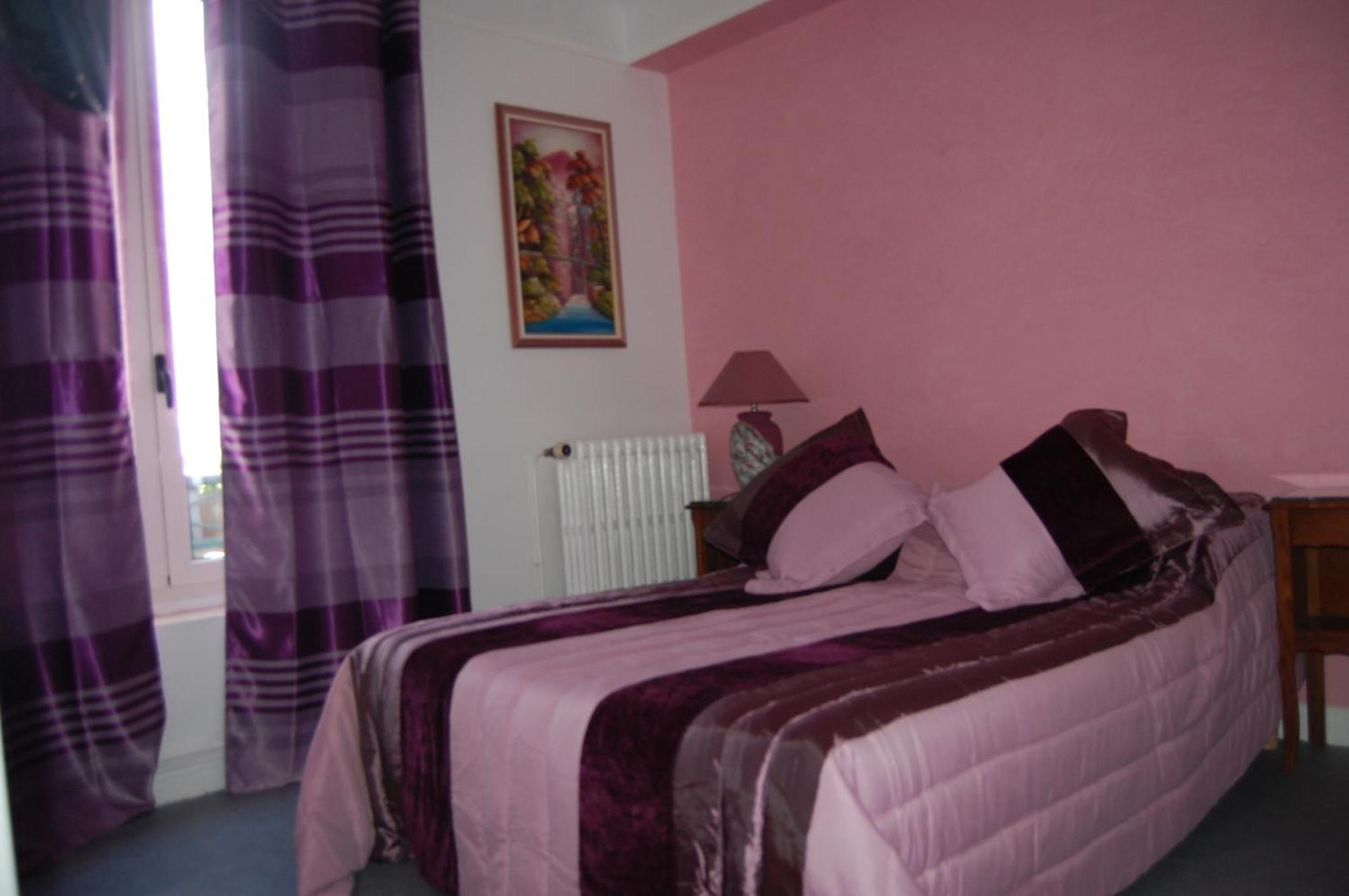 Hotel La Tour ซุลลี-ซูร์-ลัวร์ ภายนอก รูปภาพ