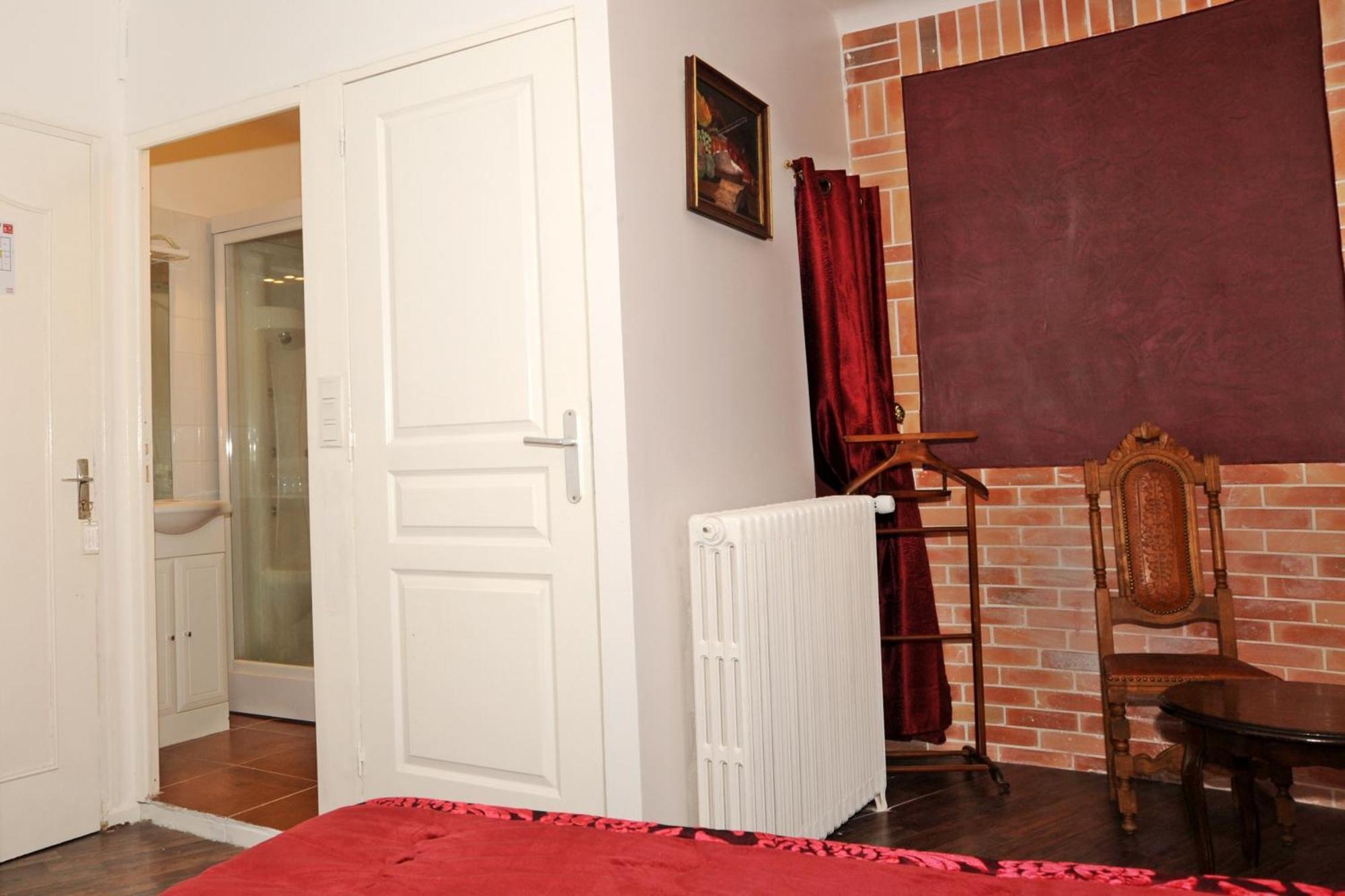 Hotel La Tour ซุลลี-ซูร์-ลัวร์ ภายนอก รูปภาพ