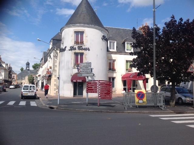 Hotel La Tour ซุลลี-ซูร์-ลัวร์ ภายนอก รูปภาพ